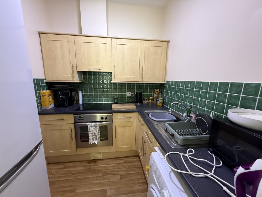 Lot: 47 - MIXED RESIDENTIAL AND COMMERCIAL TOWN CENTRE INVESTMENT - Flat 2 kitchen area